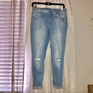 H&M Divided Stretchy Ripped Detailed Skinny Jean